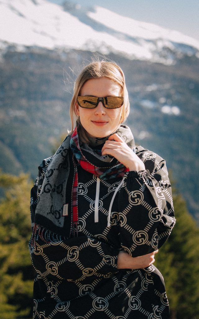 Mannequin en vêtements de luxe, la montagne en arrière-plan