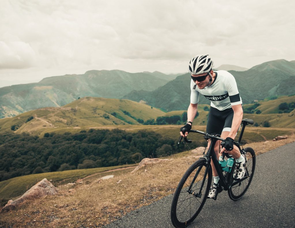 Cycliste en plein effort dans les Pyrénées