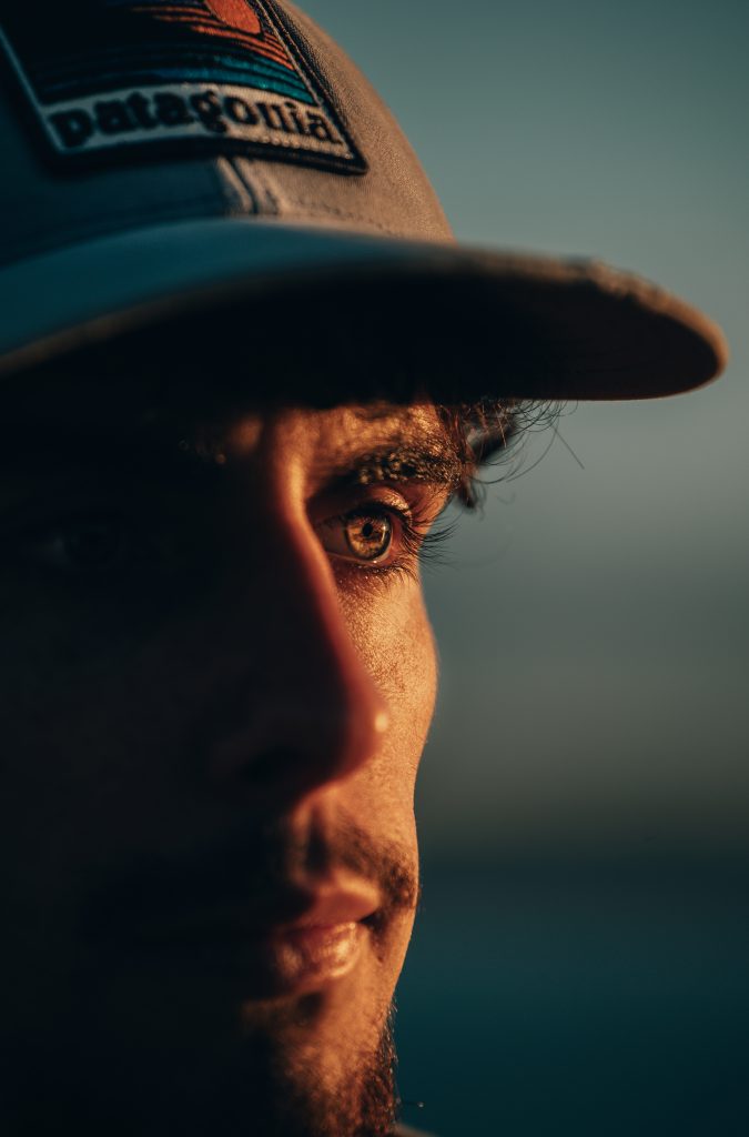 Portrait d'un sujet, le lever du soleil reflété dans son œil