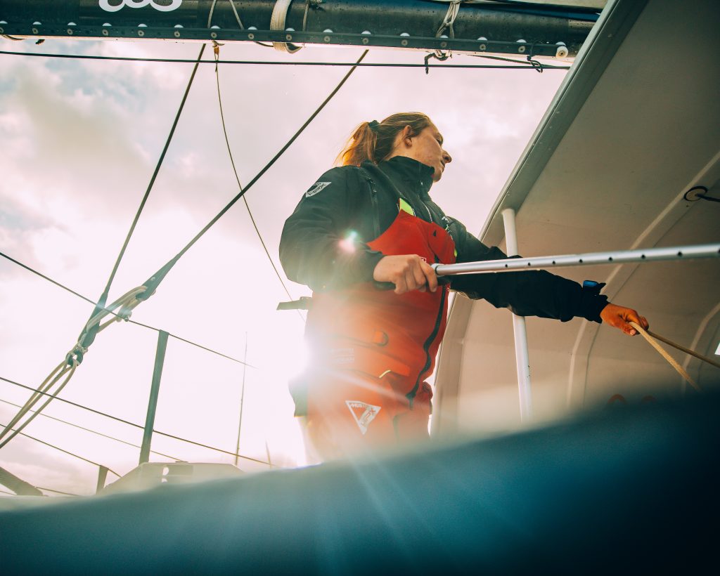 Violette Dorange à la barre de son IMOCA