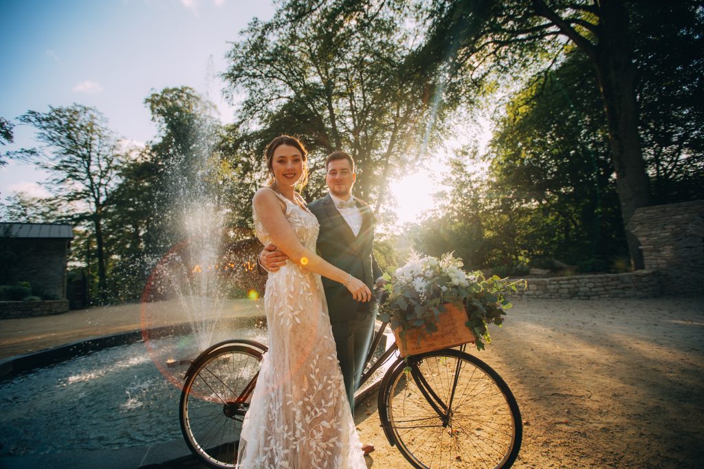 Couple de mariés regardant l'objectif