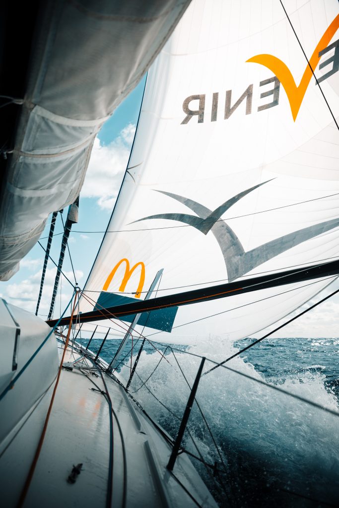 Bateau affrontant une forte vague