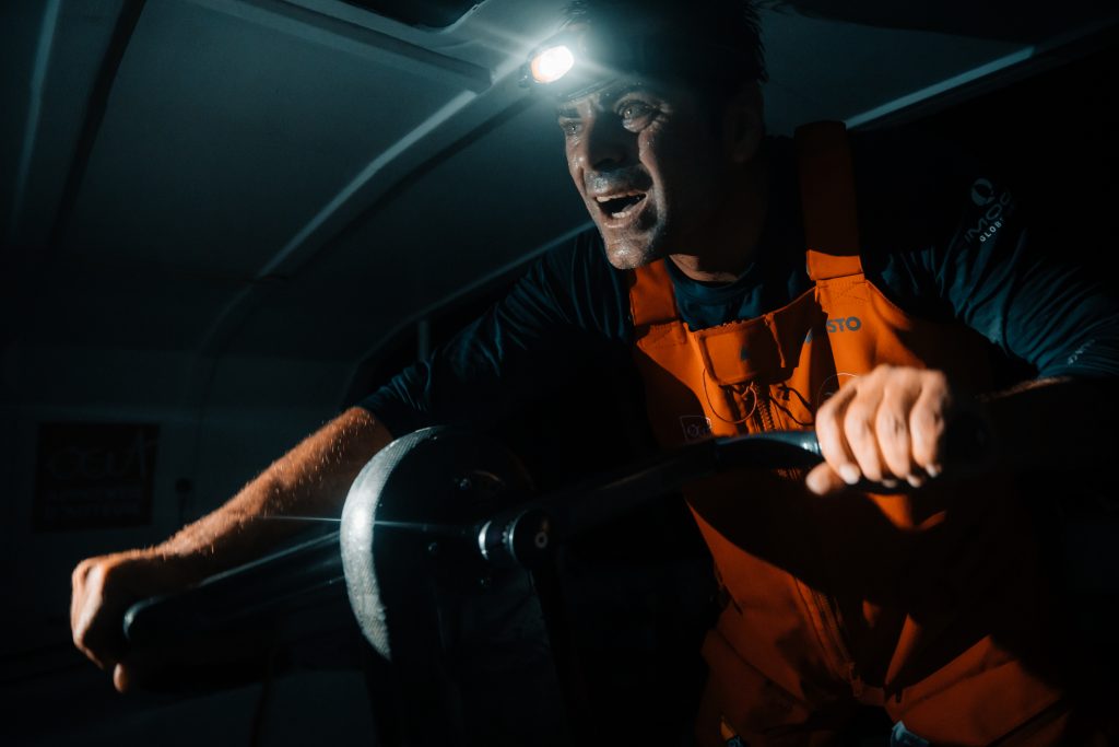 Skipper en manœuvre de nuit, marqué par la fatigue