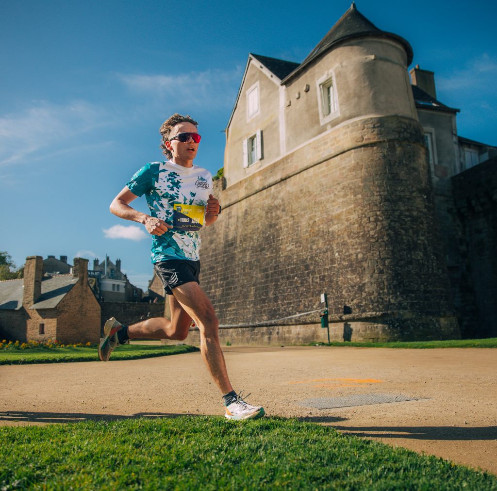 Coureur du Van Urban Trail dans les rues de Vannes