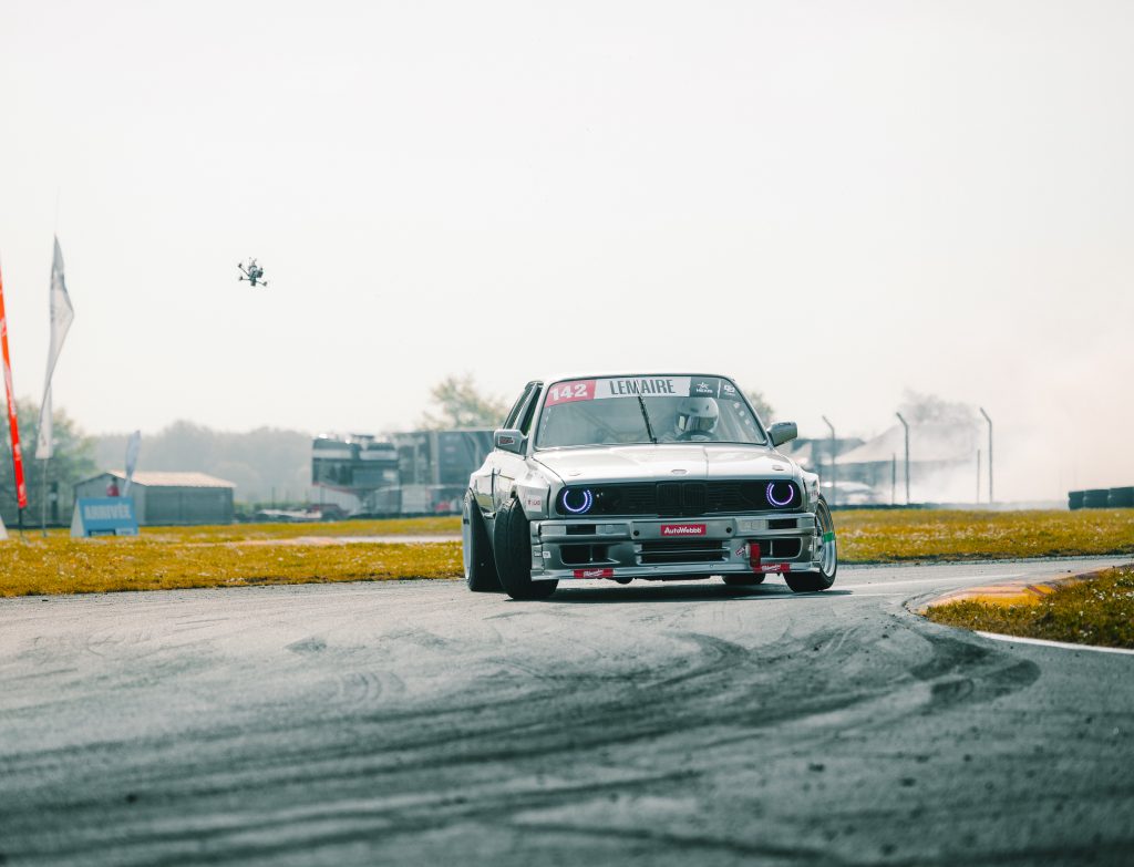 Voiture de drift en action aux Championnats de France