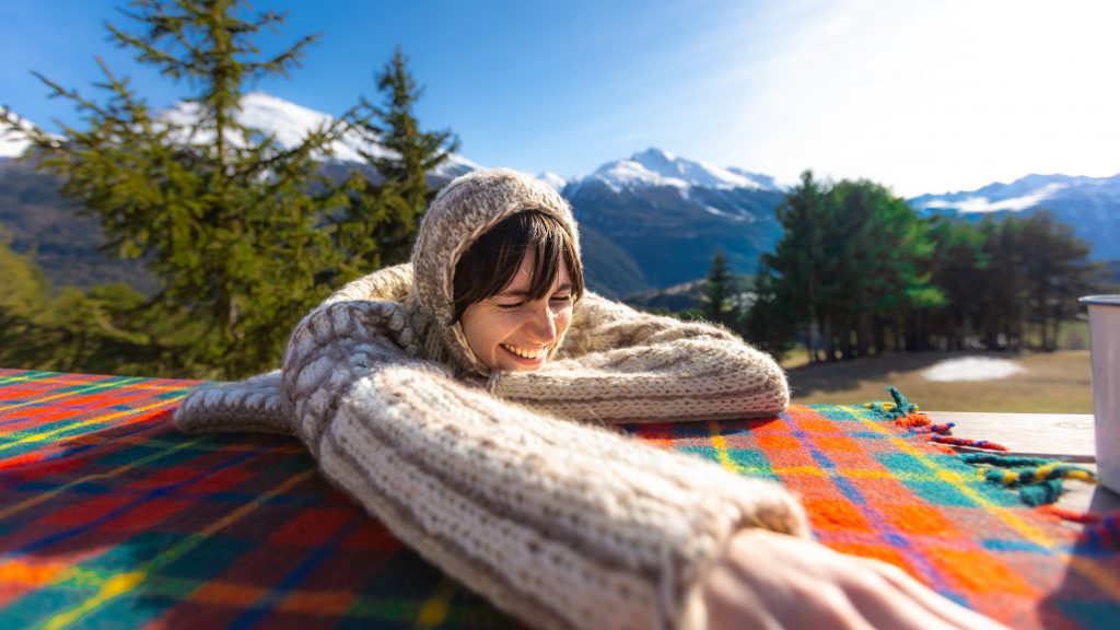 Mannequin souriante lors d'un shooting dans les Alpes