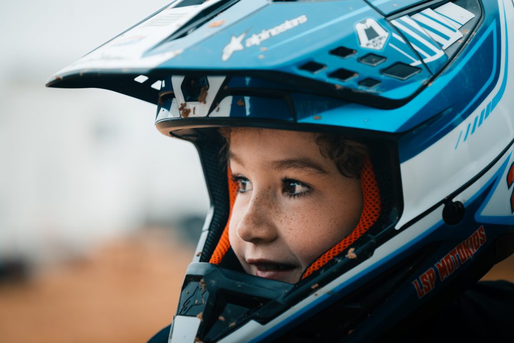 Regard d'un jeune pilote de motocross sous son casque