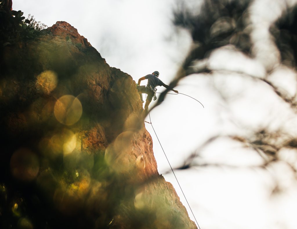 Grimpeur photographié en contre-plongée