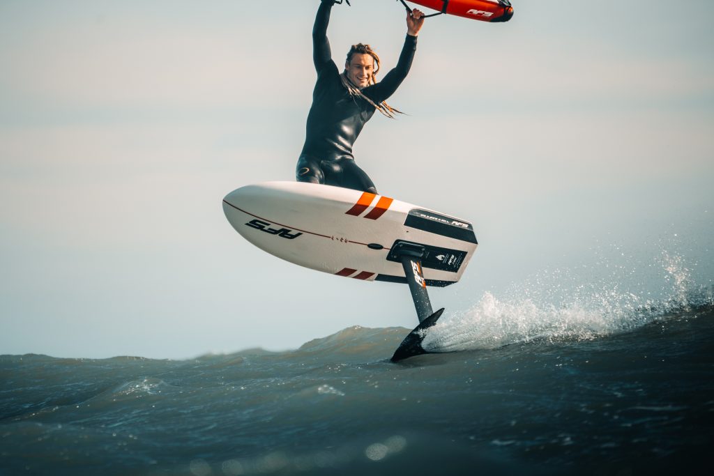 Rider du team AFS réalisant une figure en foil