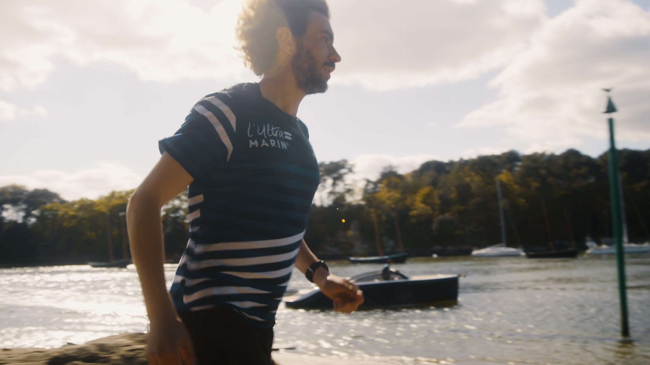Coureurs de l'Ultra Marin 2024 sur le parcours autour du golfe du Morbihan
