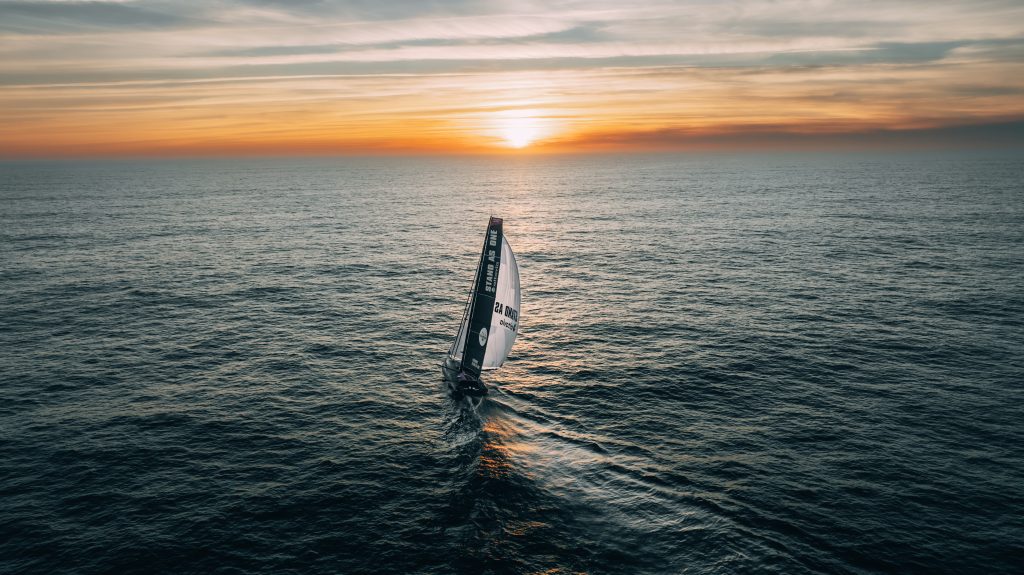 Voilier en navigation au coucher du soleil