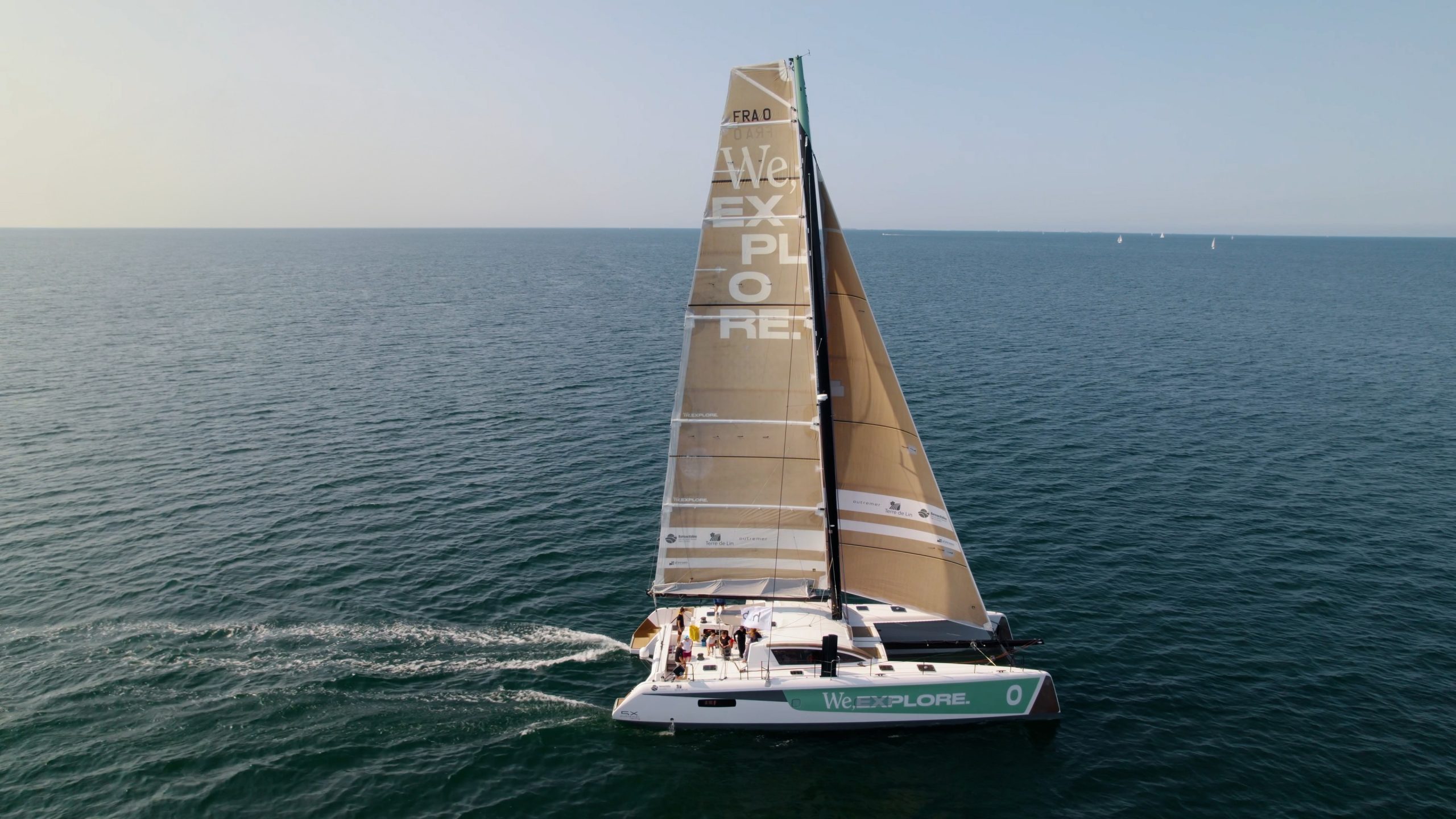 Équipage de We Explore à bord du bateau pendant une mission de recherche