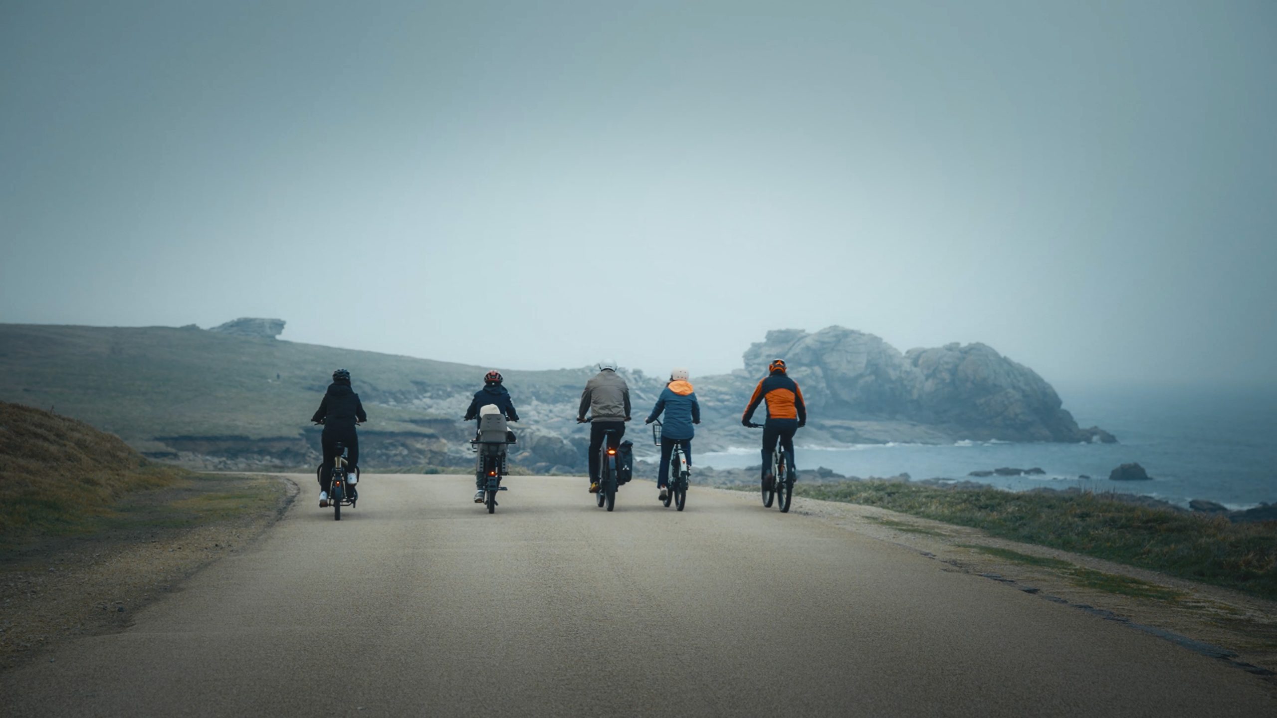 Cycliste sur un vélo électrique Vélozen lors du tournage du spot publicitaire en pleine nature