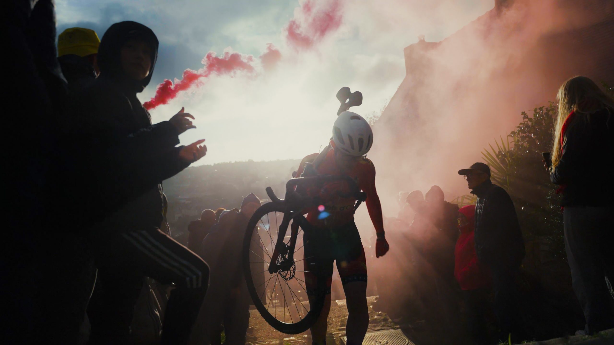 Coureurs de cyclocross en pleine course lors de l'édition 2025 à Lannion