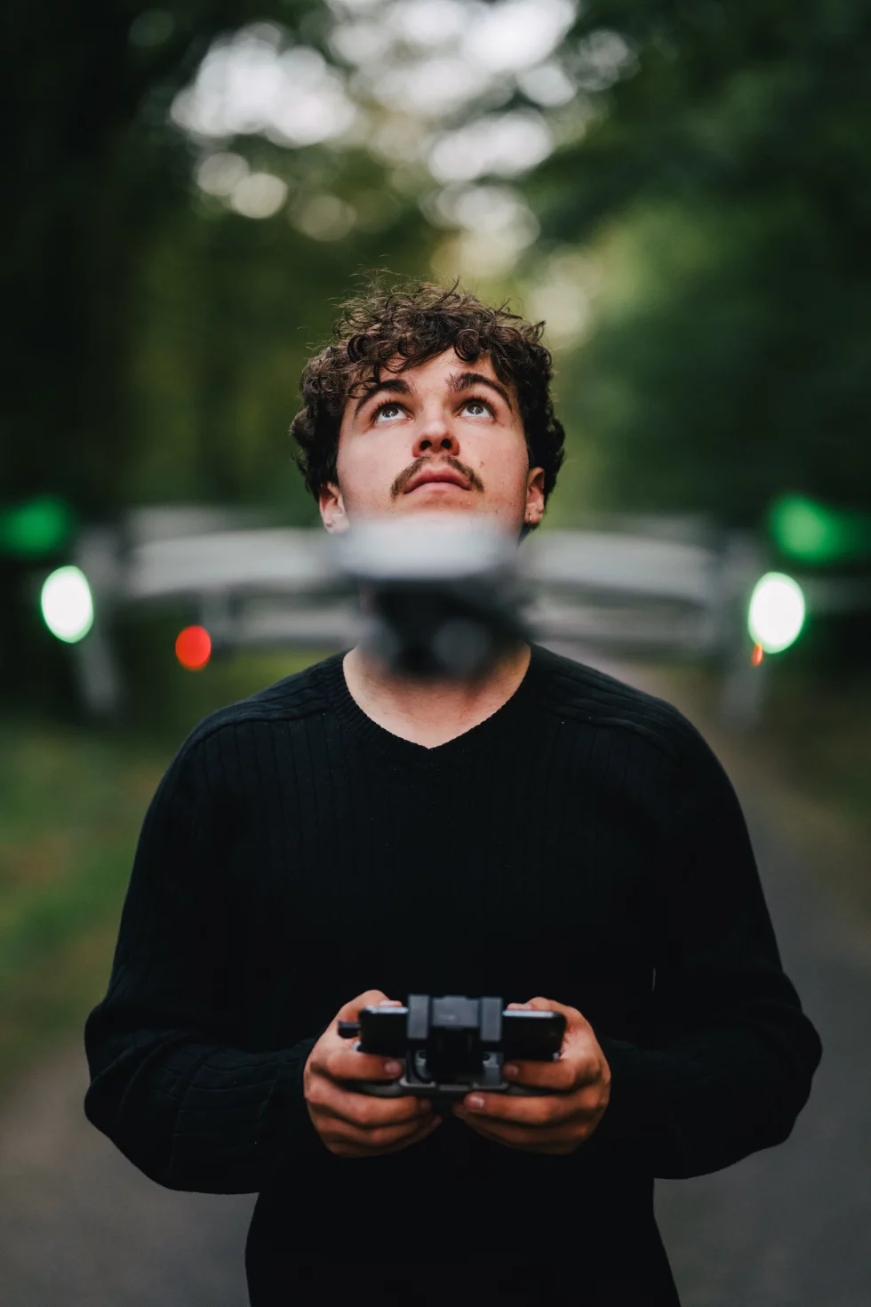 Ewen Carbonnier pilote un drone, télécommande en main