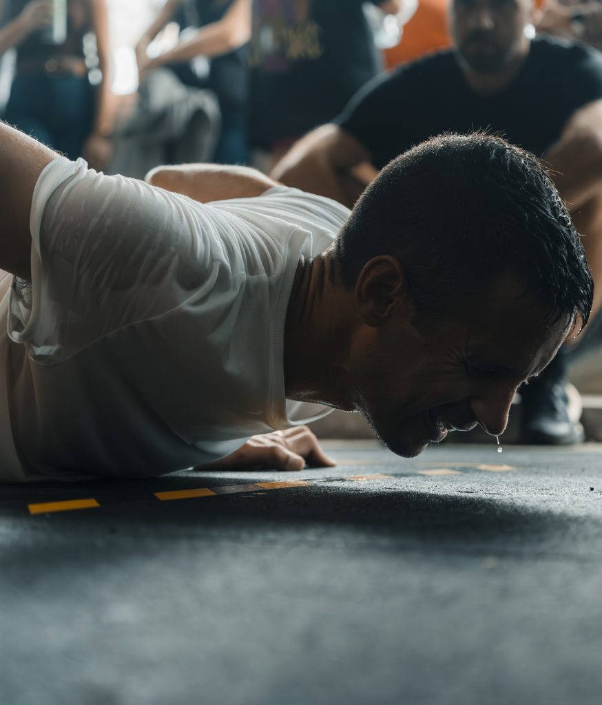Athlète de CrossFit en plein effort, une goutte de sueur au bout du nez