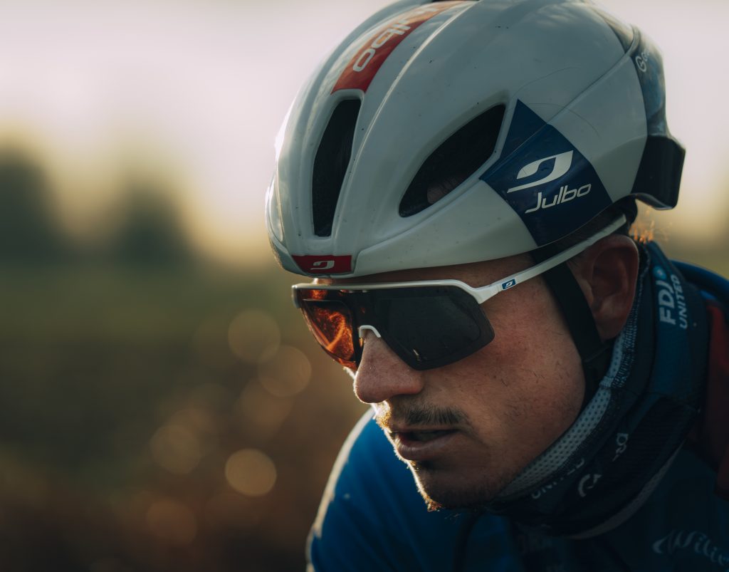Portrait rapproché du cycliste David Gaudu en course