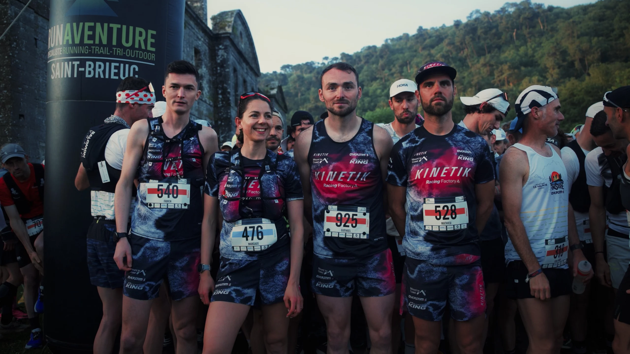 Coureurs de l'équipe Kinetik Factory sur le parcours du Trail de Guerlédan