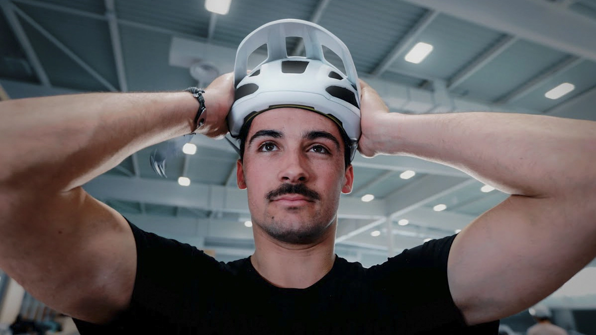 Rider BMX en pleine figure dans le skatepark, pendant le tournage