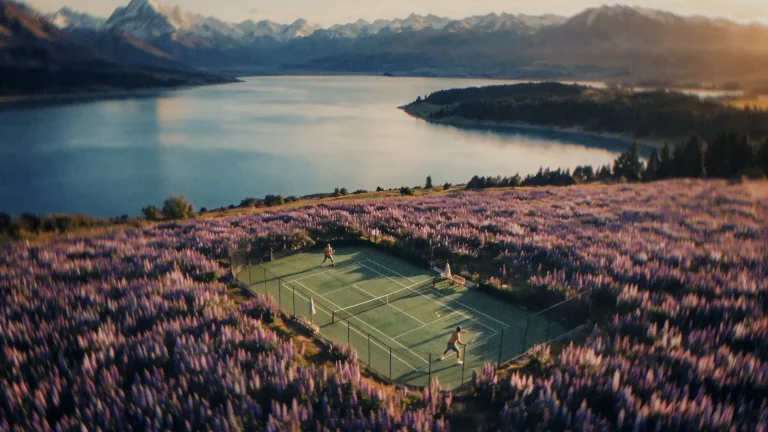 Court de tennis pos&eacute; en pleine nature, image g&eacute;n&eacute;r&eacute;e pour la publicit&eacute; Muum