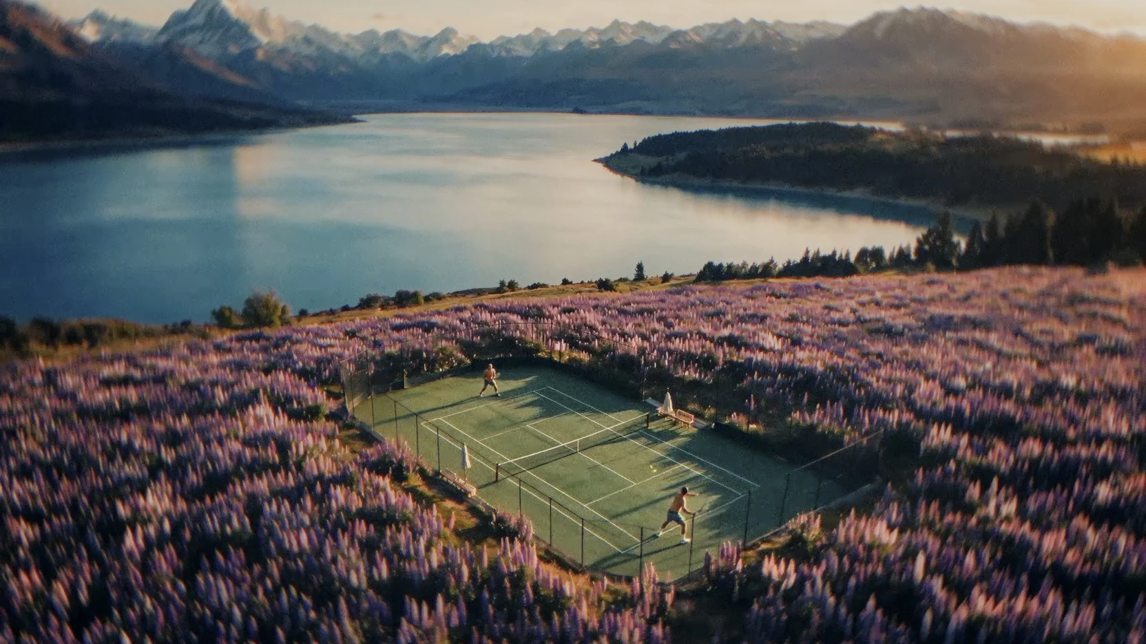 Court de tennis posé en pleine nature, image générée pour la publicité Muum